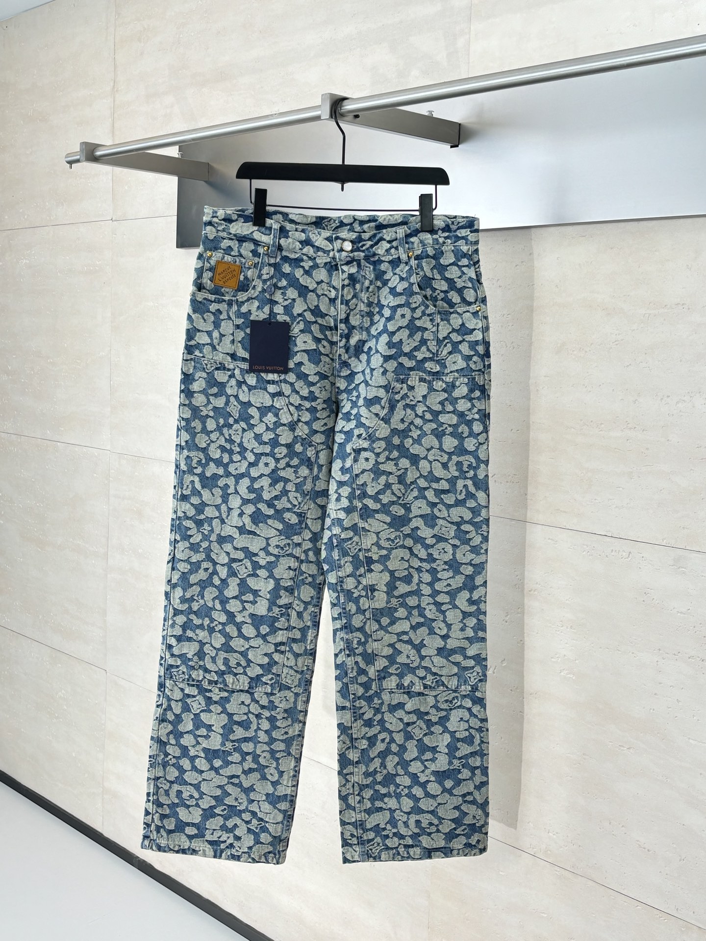 NO:529517,1V/Louis 25SS new wash polka dot presbyterian full-print workwear jeans are created by Pharrell Williams and Nigo. The autumn and winter series is created in collaboration with Pharrell Williams and Nigo, which interprets modern leopard prints with a street style. The classic camouflage jacquard designed by Nigo is integrated into the Monogram logo, and the loose silhouette and splicing structure can inject a modern atmosphere into the casual shape. SizeS/M/L/XL,,louis vuitton,jeans,alexander wang198609091V/路易 25SS新款水洗波点老花满印工装牛仔裤 出自 Pharrell Williams 与 Nigo 合作打造的 秋冬系列,以街头风范演绎摩登豹纹.Nigo 设计的经典迷彩提花融入 Monogram 标识,宽松廓形与拼接结构可为休闲造型注入摩登气息. SizeS/M/L/XL,,louis vuitton,jeans,alexander wang,Men's clothing