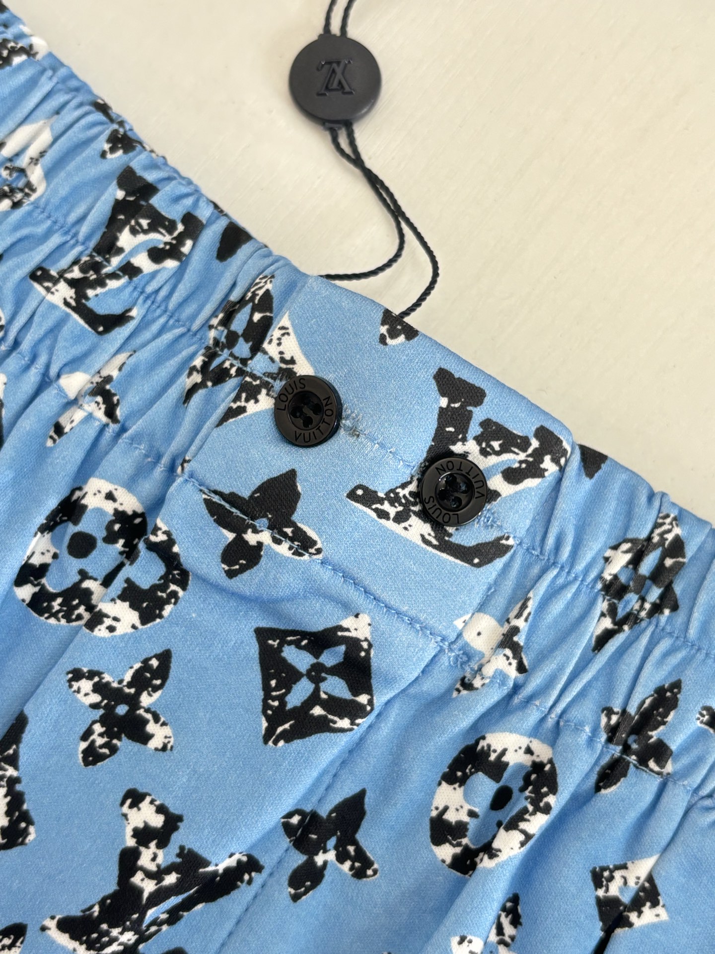 1V/路易 25SS春夏新款 满印提花休闲短裤（女款）上身很有特点！吸睛而有亮点，进口原版面料，顶级印花