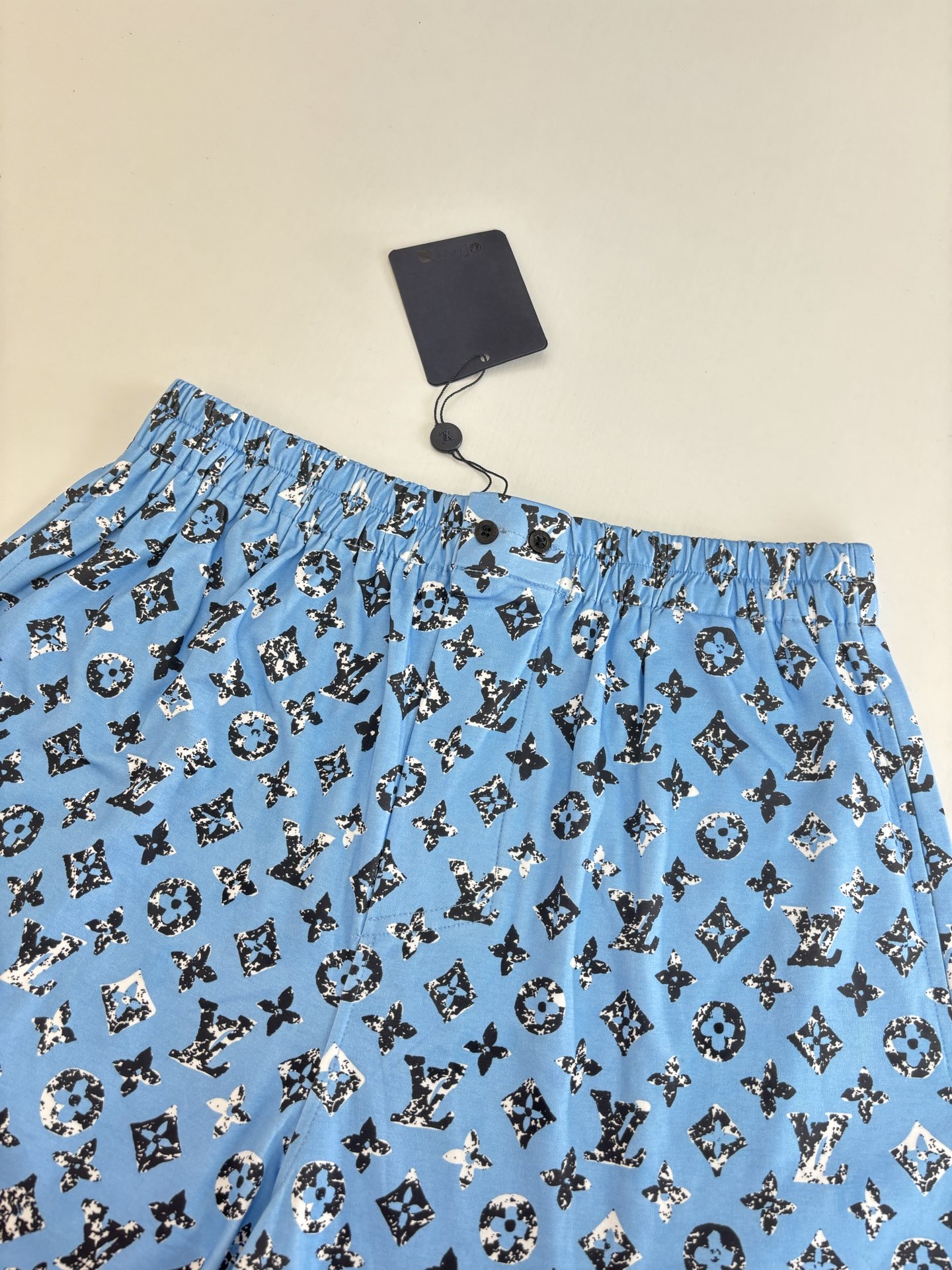 1V/路易 25SS春夏新款 满印提花休闲短裤（女款）上身很有特点！吸睛而有亮点，进口原版面料，顶级印花