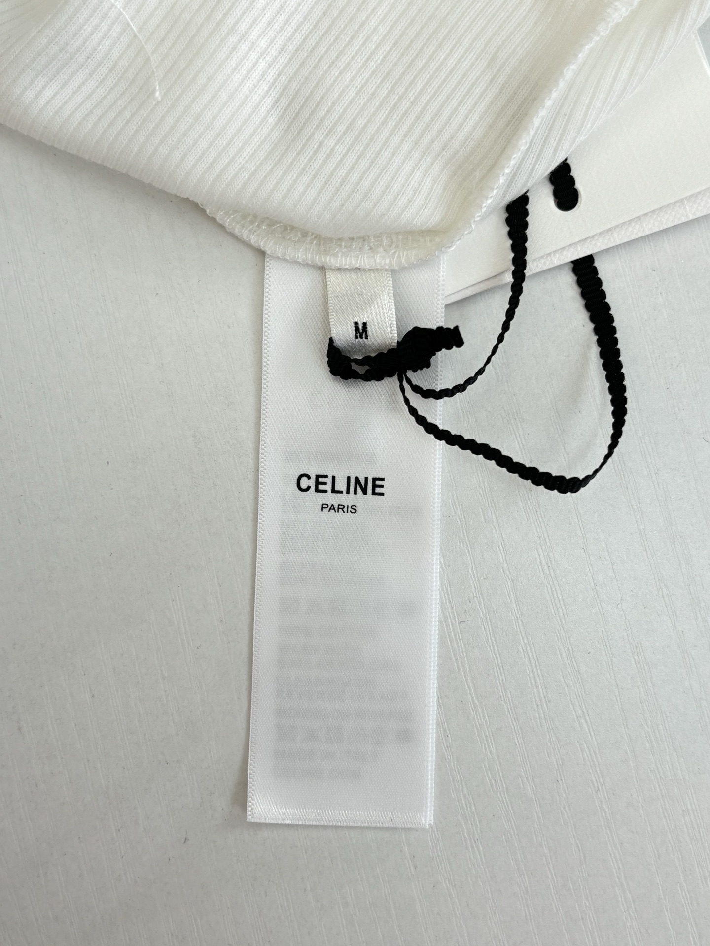 P128
Celin*/塞琳 25FW早秋系列TRIOMPHE刺绣长绒棉质罗纹纽扣长袖T恤 

修身版型圆领衣领饰有罗纹饰边3枚珍珠母贝纽扣
洗涤方式：干洗或反面包裹洗衣袋单独洗涤后反面中温熨烫！不得浸泡温热水洗涤！

Size：S/M/L