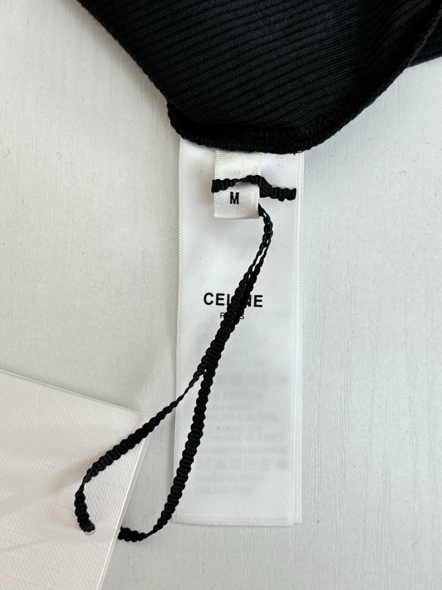 P128
Celin*/塞琳 25FW早秋系列TRIOMPHE刺绣长绒棉质罗纹纽扣长袖T恤 

修身版型圆领衣领饰有罗纹饰边3枚珍珠母贝纽扣
洗涤方式：干洗或反面包裹洗衣袋单独洗涤后反面中温熨烫！不得浸泡温热水洗涤！

Size：S/M/L