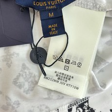 1V/路易 新款老花满印印花链条短袖T恤定制全棉材质,透气舒适,质感十足 领口素色包边,满铺四叶草元素字 1V/路易 新款老花满印印花链条短袖T恤定制全棉材质,透气舒适,质感十足 领口素色包边,满铺四叶草元素字