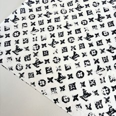 1V/路易 新款老花满印印花链条短袖T恤定制全棉材质,透气舒适,质感十足 领口素色包边,满铺四叶草元素字 1V/路易 新款老花满印印花链条短袖T恤定制全棉材质,透气舒适,质感十足 领口素色包边,满铺四叶草元素字