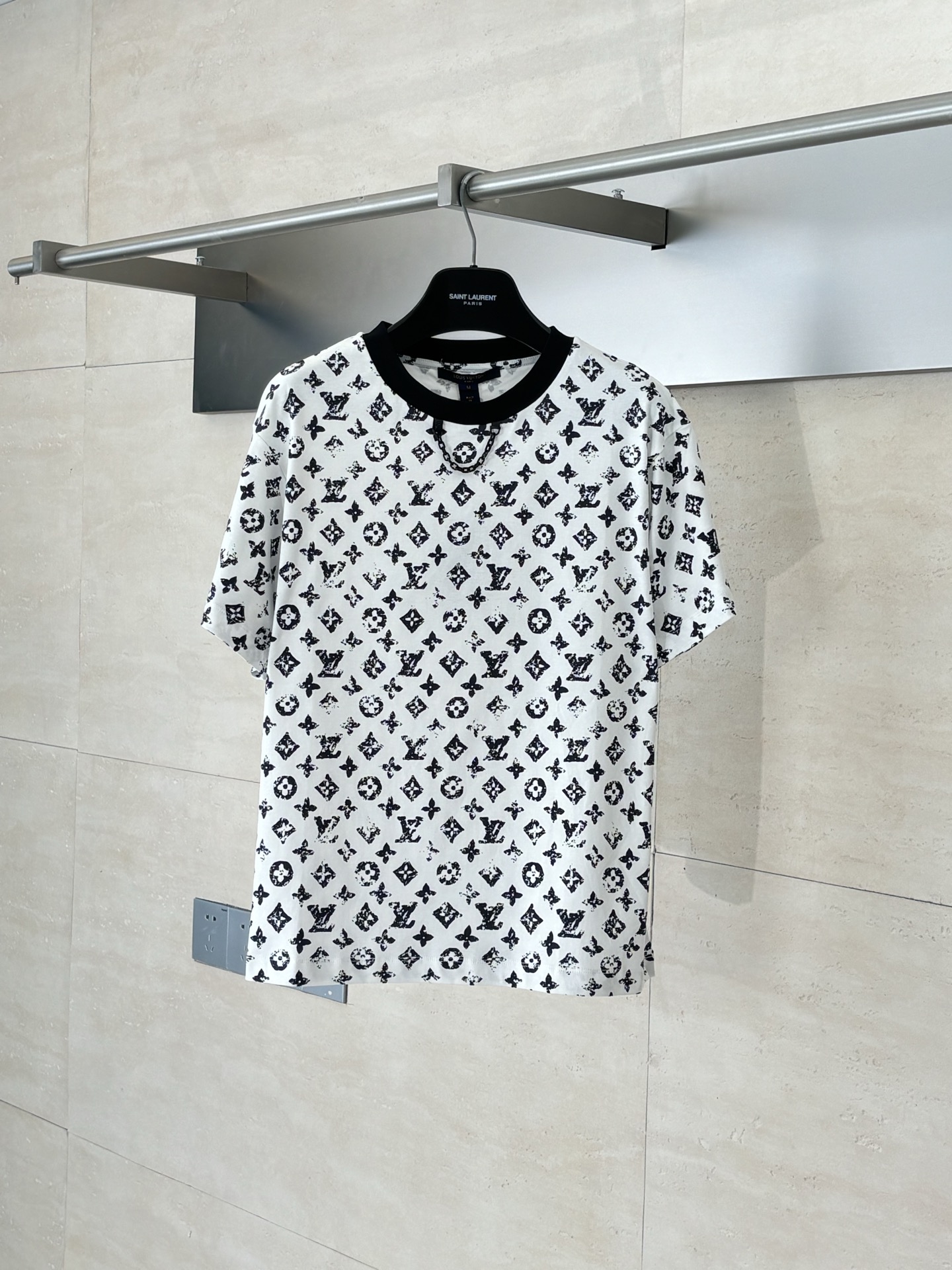 NO:529540,1V/Louis New old-fashioned printed chain short-sleeved T-shirt Customized cotton material, breathable and comfortable, full texture. Plain collar edging, full of four-leaf clover elements letter logo. The old-fashioned flowering effect increases the retro feeling. The highlights of the letter chain highlights, highlighting the high-end style. The inner wear is brilliant and fashionable. SizeS/M/L,,louis vuitton,T-shirt,tees,t-shirt,alexander wang198609091V/路易 新款老花满印印花链条短袖T恤 定制全棉材质,透气舒适,质感十足 领口素色包边,满铺四叶草元素字母徽标 做旧磨花效果增加复古感 字母链条亮点突出,彰显高级格调 单穿内搭都出彩时髦 SizeS/M/L,,louis vuitton,T-shirt,tees，t-shirt,alexander wang,Men's clothing