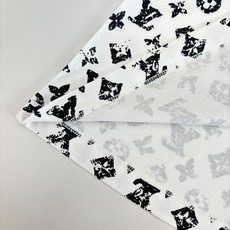 1V/路易 新款老花满印印花链条短袖T恤定制全棉材质,透气舒适,质感十足 领口素色包边,满铺四叶草元素字 1V/路易 新款老花满印印花链条短袖T恤定制全棉材质,透气舒适,质感十足 领口素色包边,满铺四叶草元素字