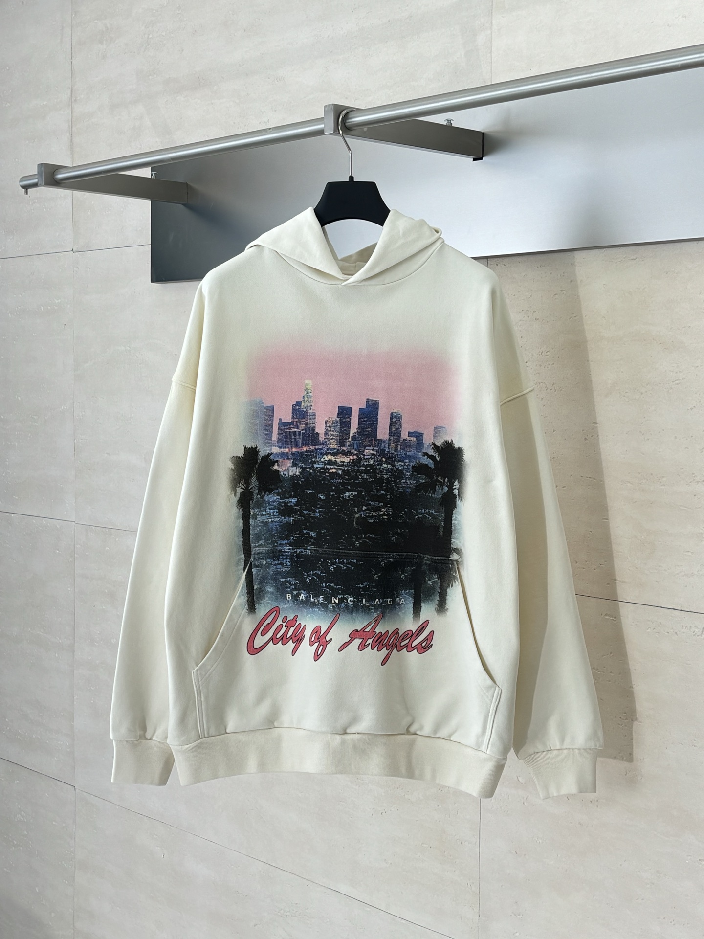 NO:529542,Balenciag*/Paris Blcg 25 Los Angeles Night View Hoodie Really Imported Brothers Machine!  The printing of the city at night is very clear, the market is unclear, the domestic white ink machine, the fabric is made of apricot white fabric, the order quantity is 10 strips of cloth, the color of monkey sprays, the ready-to-wear printing is the cost of all the ready-to-wear making craftsmanship, and the imported machine SizeXS/S/M,,balenciaga,hats,alexander wang19860909Balenciag*/巴黎Blcg 25 洛杉矶夜景帽衫 真·进口兄弟机！ 城市夜晚印花极为清晰 区别市场模糊不清国产白墨机 面料采用订染杏白面料 起订量10条布 马骝喷色 成衣印花后马骝喷 成本贵在都是成衣去做得工艺 且进口机器 SizeXS/S/M,,balenciaga,hats,alexander wang,Men's clothing