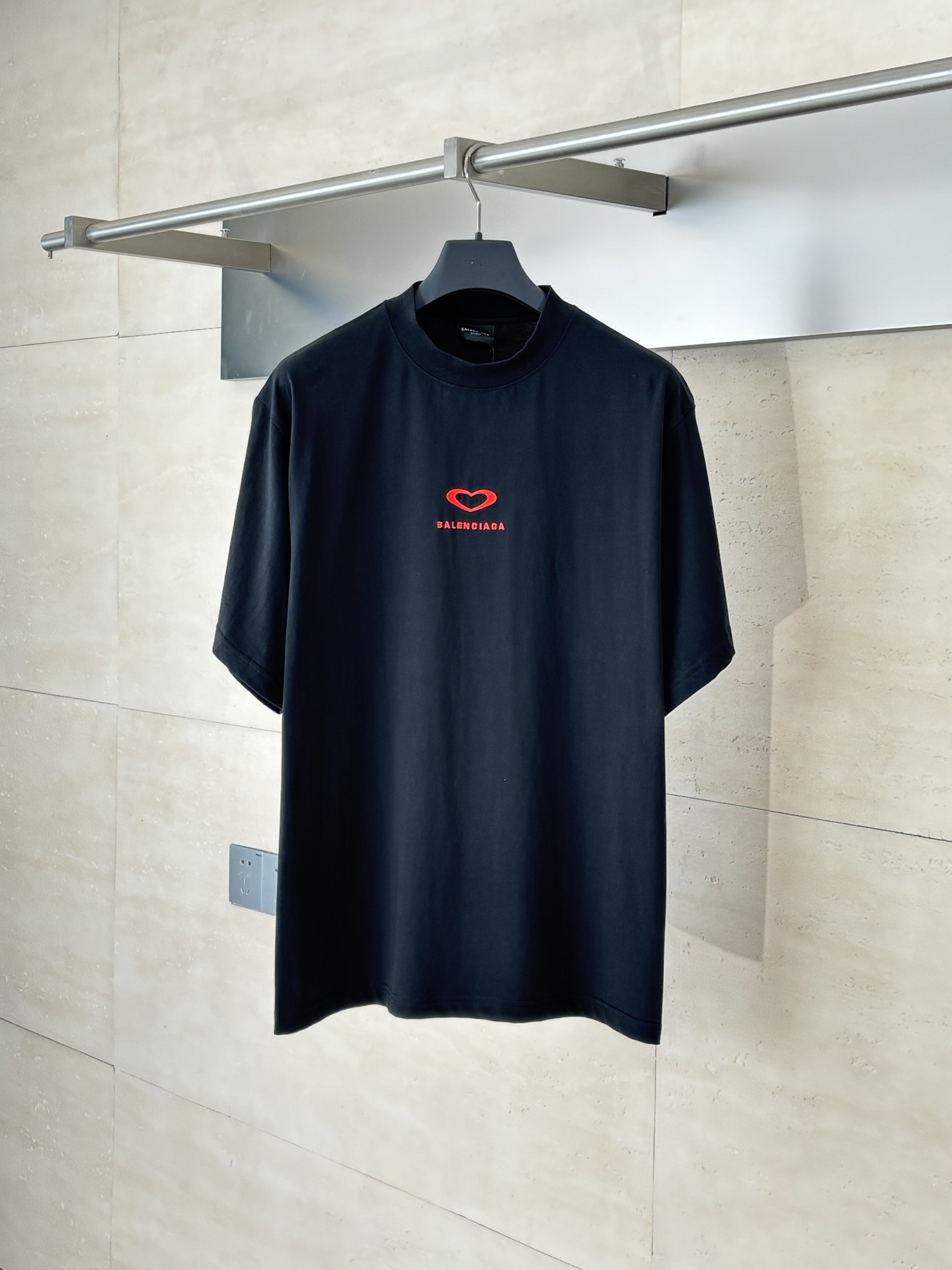 Balenciaga*/巴黎 25Ss新款七夕限定款爱心刺绣后面爱心印花短袖T恤面料采用定织定染全棉双纱