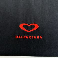 Balenciaga*/巴黎 25Ss新款七夕限定款爱心刺绣后面爱心印花短袖T恤面料采用定织定染全棉双纱 Balenciaga*/巴黎 25Ss新款七夕限定款爱心刺绣后面爱心印花短袖T恤面料采用定织定染全棉双纱
