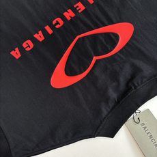 Balenciaga*/巴黎 25Ss新款七夕限定款爱心刺绣后面爱心印花短袖T恤面料采用定织定染全棉双纱 Balenciaga*/巴黎 25Ss新款七夕限定款爱心刺绣后面爱心印花短袖T恤面料采用定织定染全棉双纱