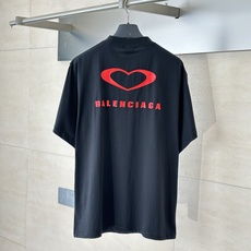 Balenciaga*/巴黎 25Ss新款七夕限定款爱心刺绣后面爱心印花短袖T恤面料采用定织定染全棉双纱 Balenciaga*/巴黎 25Ss新款七夕限定款爱心刺绣后面爱心印花短袖T恤面料采用定织定染全棉双纱
