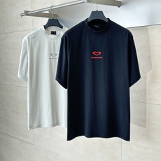 Balenciaga*/巴黎 25Ss新款七夕限定款爱心刺绣后面爱心印花短袖T恤面料采用定织定染全棉双纱 Balenciaga*/巴黎 25Ss新款七夕限定款爱心刺绣后面爱心印花短袖T恤面料采用定织定染全棉双纱