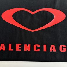Balenciaga*/巴黎 25Ss新款七夕限定款爱心刺绣后面爱心印花短袖T恤面料采用定织定染全棉双纱 Balenciaga*/巴黎 25Ss新款七夕限定款爱心刺绣后面爱心印花短袖T恤面料采用定织定染全棉双纱
