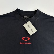 Balenciaga*/巴黎 25Ss新款七夕限定款爱心刺绣后面爱心印花短袖T恤面料采用定织定染全棉双纱 Balenciaga*/巴黎 25Ss新款七夕限定款爱心刺绣后面爱心印花短袖T恤面料采用定织定染全棉双纱