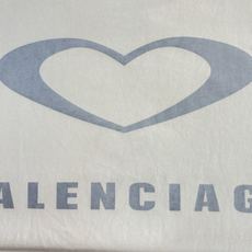 Balenciaga*/巴黎 25Ss新款七夕限定款爱心刺绣后面爱心印花短袖T恤面料采用定织定染全棉双纱 Balenciaga*/巴黎 25Ss新款七夕限定款爱心刺绣后面爱心印花短袖T恤面料采用定织定染全棉双纱