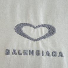 Balenciaga*/巴黎 25Ss新款七夕限定款爱心刺绣后面爱心印花短袖T恤面料采用定织定染全棉双纱 Balenciaga*/巴黎 25Ss新款七夕限定款爱心刺绣后面爱心印花短袖T恤面料采用定织定染全棉双纱