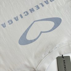 Balenciaga*/巴黎 25Ss新款七夕限定款爱心刺绣后面爱心印花短袖T恤面料采用定织定染全棉双纱 Balenciaga*/巴黎 25Ss新款七夕限定款爱心刺绣后面爱心印花短袖T恤面料采用定织定染全棉双纱