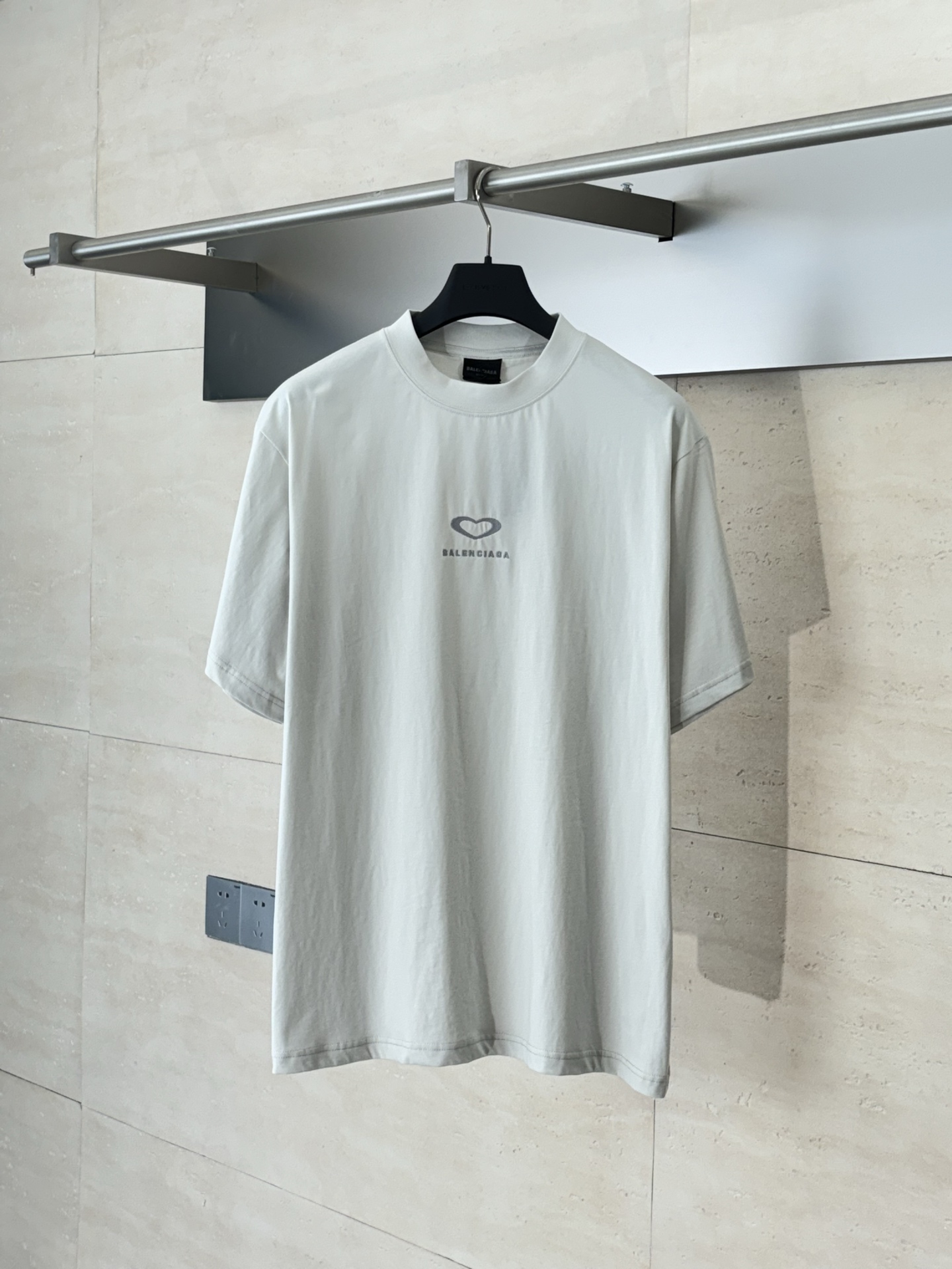Balenciaga*/巴黎 25Ss新款七夕限定款爱心刺绣后面爱心印花短袖T恤面料采用定织定染全棉双纱