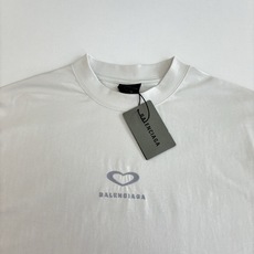 Balenciaga*/巴黎 25Ss新款七夕限定款爱心刺绣后面爱心印花短袖T恤面料采用定织定染全棉双纱 Balenciaga*/巴黎 25Ss新款七夕限定款爱心刺绣后面爱心印花短袖T恤面料采用定织定染全棉双纱