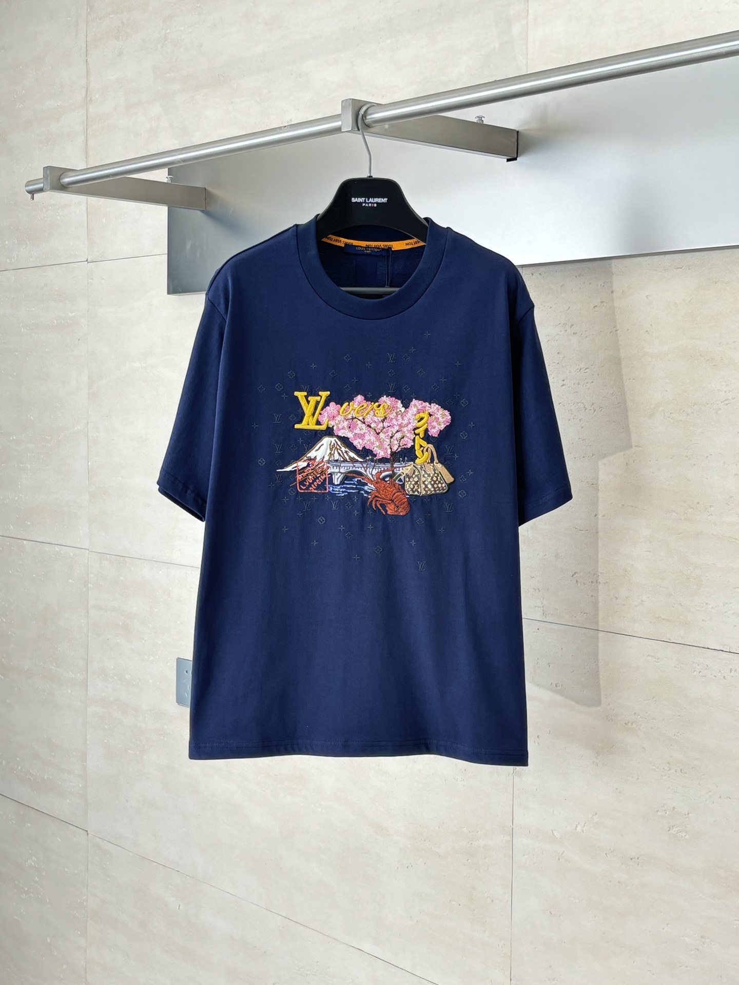 NO:529543,1V*/Louis 25Ss new lobster embroidered round neck short sleeve Pharrell Williams and Nigo jointly created for the autumn and winter series, depicting the vibrant beauty with a variety of embroidery needles, showing the interesting fusion of Japanese traditional culture and brand elements. The low-key Monogram embroidery under the pattern adds delicate texture. SizeS/M/L/XL,,louis vuitton,T-shirt,alexander wang198609091V*/路易 25Ss新款龙虾刺绣圆领短袖 Pharrell Williams 与 Nigo 为 秋冬系列联袂创作的图案,以多种刺绣针法描绘活力盎然的美景,展现日本传统文化与品牌元素的妙趣融合.图案下方的低调 Monogram 刺绣再添细腻肌理. SizeS/M/L/XL,,louis vuitton,T-shirt,alexander wang,Men's clothing