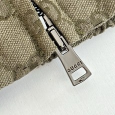 Gucci*/古驰 25FW早秋新款满印提花立领长袖夹克外套 新款夹克以驼色和深棕色帆布匠心打造,通体缀 Gucci*/古驰 25FW早秋新款满印提花立领长袖夹克外套 新款夹克以驼色和深棕色帆布匠心打造,通体缀