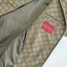 Gucci*/古驰 25FW早秋新款满印提花立领长袖夹克外套 新款夹克以驼色和深棕色帆布匠心打造,通体缀 Gucci*/古驰 25FW早秋新款满印提花立领长袖夹克外套 新款夹克以驼色和深棕色帆布匠心打造,通体缀