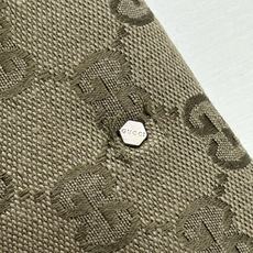 Gucci*/古驰 25FW早秋新款满印提花立领长袖夹克外套 新款夹克以驼色和深棕色帆布匠心打造,通体缀 Gucci*/古驰 25FW早秋新款满印提花立领长袖夹克外套 新款夹克以驼色和深棕色帆布匠心打造,通体缀