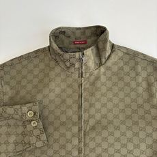 Gucci*/古驰 25FW早秋新款满印提花立领长袖夹克外套 新款夹克以驼色和深棕色帆布匠心打造,通体缀 Gucci*/古驰 25FW早秋新款满印提花立领长袖夹克外套 新款夹克以驼色和深棕色帆布匠心打造,通体缀