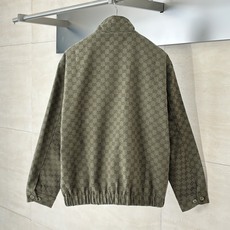 Gucci*/古驰 25FW早秋新款满印提花立领长袖夹克外套 新款夹克以驼色和深棕色帆布匠心打造,通体缀 Gucci*/古驰 25FW早秋新款满印提花立领长袖夹克外套 新款夹克以驼色和深棕色帆布匠心打造,通体缀
