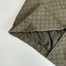 Gucci*/古驰 25FW早秋新款满印提花立领长袖夹克外套 新款夹克以驼色和深棕色帆布匠心打造,通体缀 Gucci*/古驰 25FW早秋新款满印提花立领长袖夹克外套 新款夹克以驼色和深棕色帆布匠心打造,通体缀