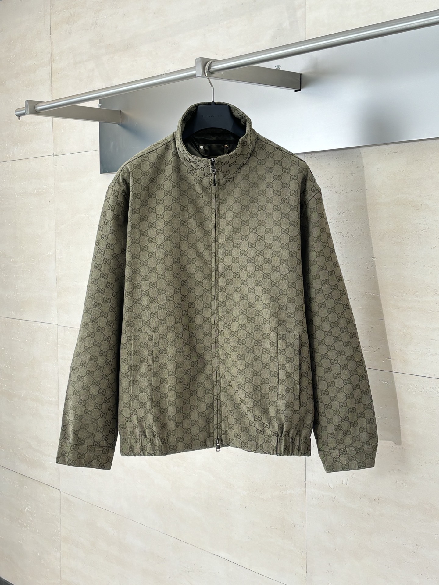 NO:529554,Gucci*/Gucci 25FW early autumn new full-print jacquard stand collar long-sleeved jacket The new jacket is ingeniously crafted by camel and dark brown canvas, with the whole body embellishment and cut into pieces to express the unique style. Customized classic interlocking fabrics, with different design styles on both sides. Front zipper pockets, pointed collar design, casual styles, same styles for men and women. SizeS/M/L/XL,,gucci,gucci,jackets & coats,jackets & coats,alexander wang19860909Gucci*/古驰 25FW早秋新款满印提花立领长袖夹克外套 新款夹克以驼色和深棕色帆布匠心打造,通体缀饰切丝,尽释别致风韵. 定制经典互扣面料,双面设计风格各异.正面拉链口袋,尖领衣领设计,休闲版型 男女同款 SizeS/M/L/XL,,gucci,gucci,jackets & coats,jackets & coats,alexander wang,Men's clothing