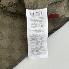 Gucci*/古驰 25FW早秋新款满印提花立领长袖夹克外套 新款夹克以驼色和深棕色帆布匠心打造,通体缀 Gucci*/古驰 25FW早秋新款满印提花立领长袖夹克外套 新款夹克以驼色和深棕色帆布匠心打造,通体缀