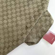 Gucci*/古驰 25FW早秋新款满印提花立领长袖夹克外套 新款夹克以驼色和深棕色帆布匠心打造,通体缀 Gucci*/古驰 25FW早秋新款满印提花立领长袖夹克外套 新款夹克以驼色和深棕色帆布匠心打造,通体缀