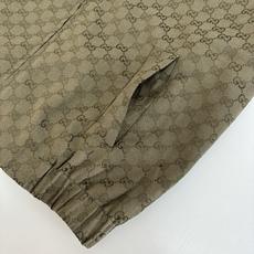 Gucci*/古驰 25FW早秋新款满印提花立领长袖夹克外套 新款夹克以驼色和深棕色帆布匠心打造,通体缀 Gucci*/古驰 25FW早秋新款满印提花立领长袖夹克外套 新款夹克以驼色和深棕色帆布匠心打造,通体缀