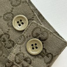 Gucci*/古驰 25FW早秋新款满印提花立领长袖夹克外套 新款夹克以驼色和深棕色帆布匠心打造,通体缀 Gucci*/古驰 25FW早秋新款满印提花立领长袖夹克外套 新款夹克以驼色和深棕色帆布匠心打造,通体缀
