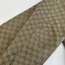 Gucci*/古驰 25FW早秋新款满印提花立领长袖夹克外套 新款夹克以驼色和深棕色帆布匠心打造,通体缀 Gucci*/古驰 25FW早秋新款满印提花立领长袖夹克外套 新款夹克以驼色和深棕色帆布匠心打造,通体缀