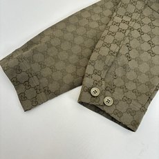 Gucci*/古驰 25FW早秋新款满印提花立领长袖夹克外套 新款夹克以驼色和深棕色帆布匠心打造,通体缀 Gucci*/古驰 25FW早秋新款满印提花立领长袖夹克外套 新款夹克以驼色和深棕色帆布匠心打造,通体缀