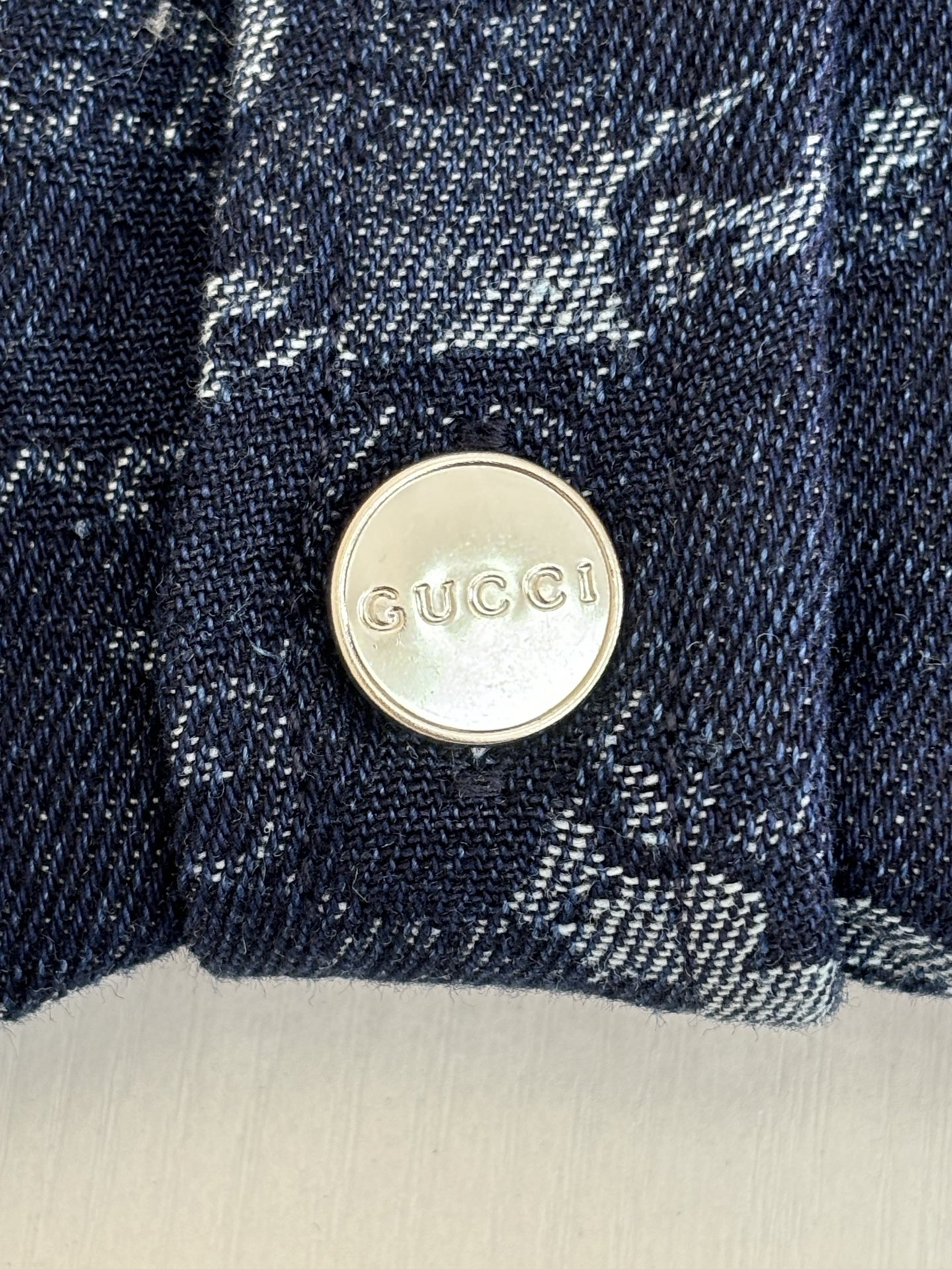Gucci*/古驰 25Ss新款刺绣牛仔短袖衬衫采用定制牛仔面料匠心制作，质感卓越，舒适柔软，亲肤透气，