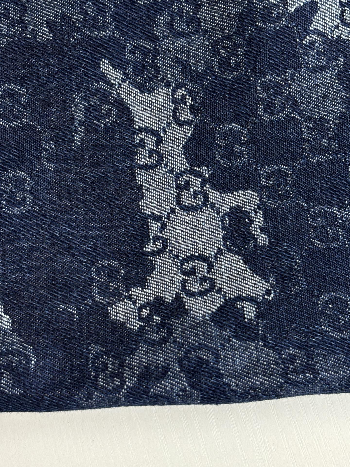 Gucci*/古驰 25Ss新款刺绣牛仔短袖衬衫采用定制牛仔面料匠心制作，质感卓越，舒适柔软，亲肤透气，