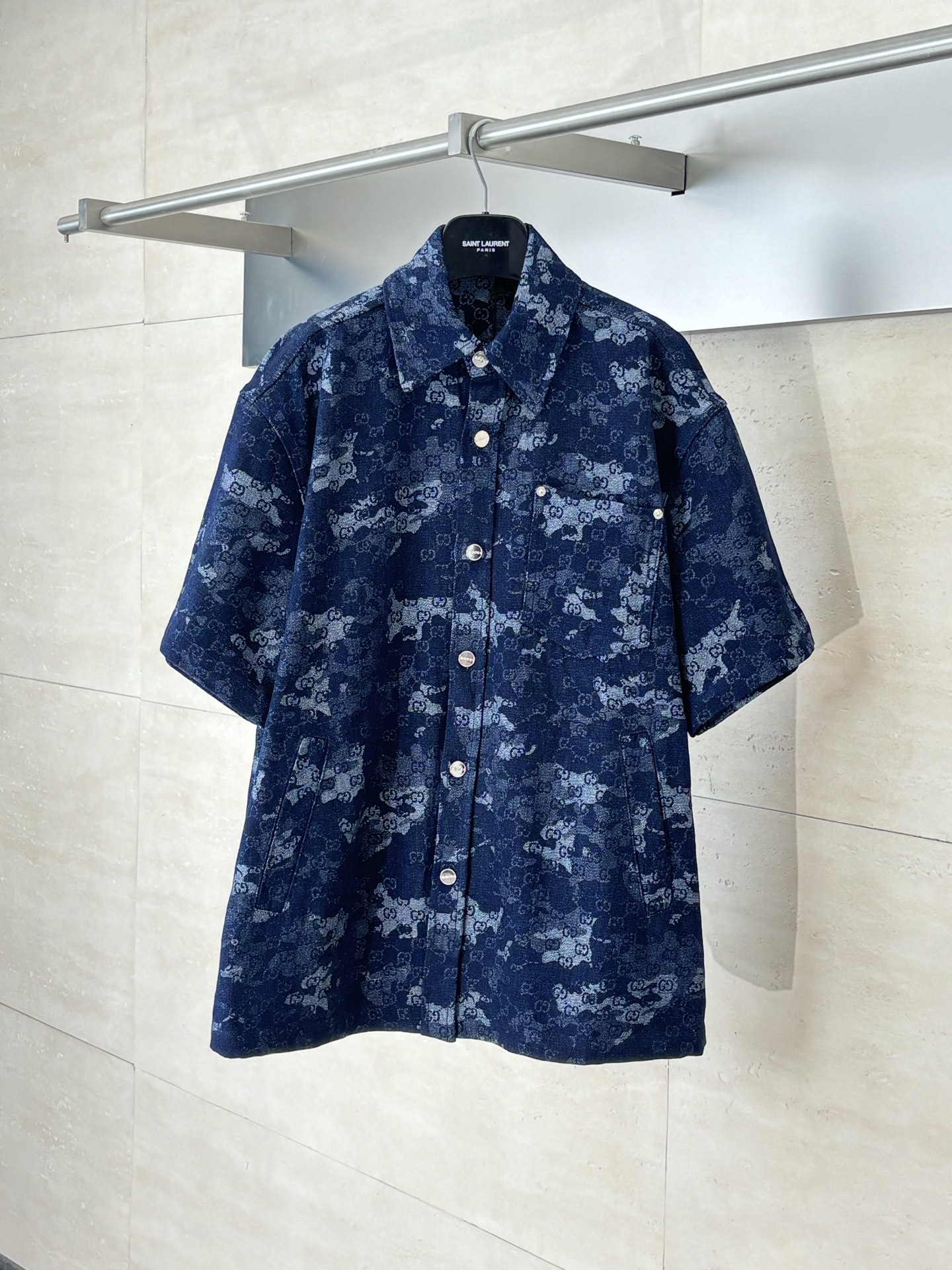 NO:529537,Gucci*/Gucci 25Ss new embroidered denim short-sleeved shirt is made of customized denim fabrics, with excellent texture, comfortable and soft, skin-friendly and breathable. The chest is decorated with iconic embroidery, inner seam, and button letters customized SizeS/M/L/XL,,gucci,gucci,shirts,T-shirt,alexander wang19860909Gucci*/古驰 25Ss新款刺绣牛仔短袖衬衫 采用定制牛仔面料匠心制作,质感卓越,舒适柔软,亲肤透气,胸口饰以标志性刺绣点缀,内里包缝,扣子字母定制 SizeS/M/L/XL,,gucci,gucci,shirts,T-shirt,alexander wang,Men's clothing