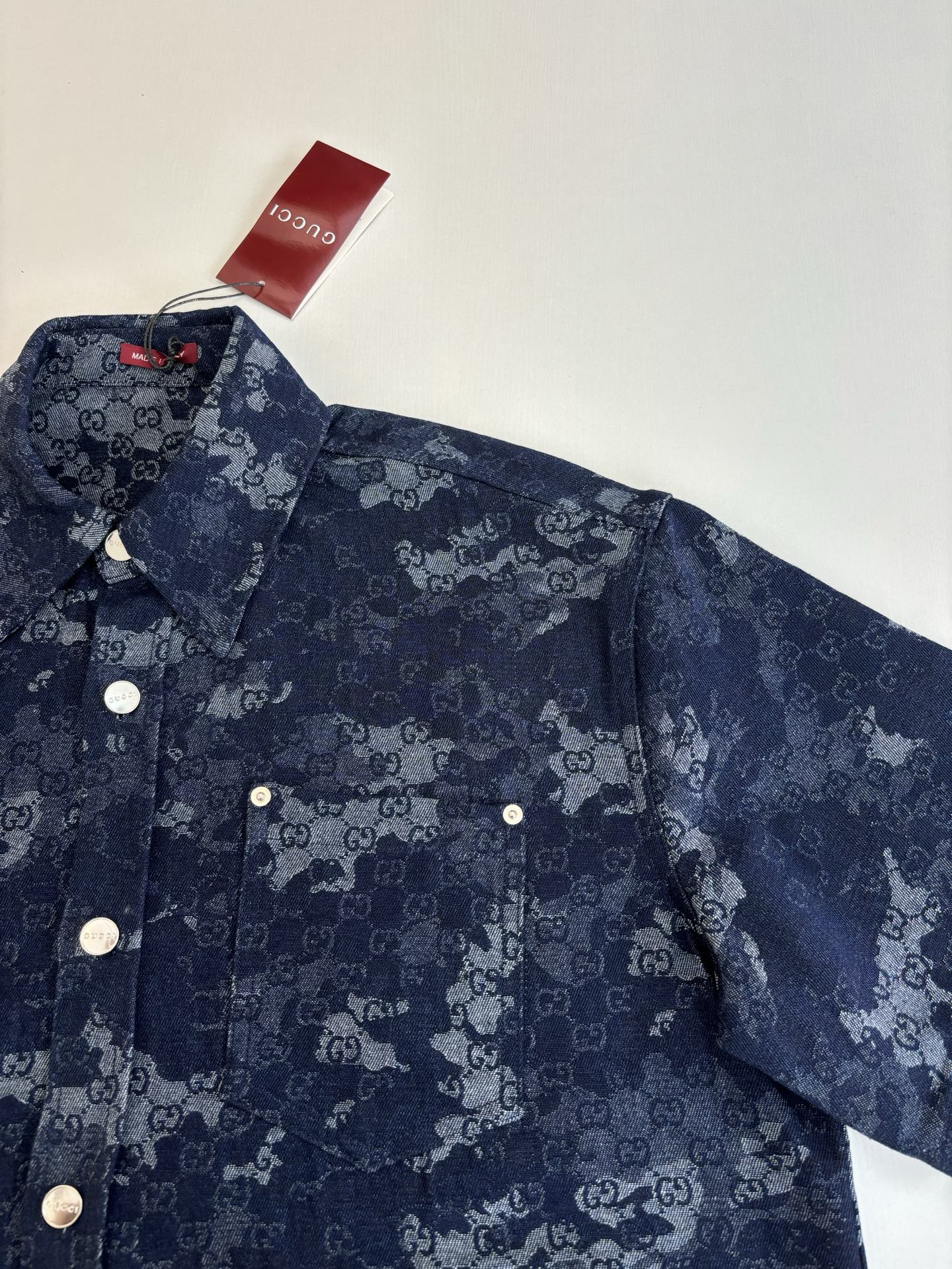 Gucci*/古驰 25Ss新款刺绣牛仔短袖衬衫采用定制牛仔面料匠心制作，质感卓越，舒适柔软，亲肤透气，