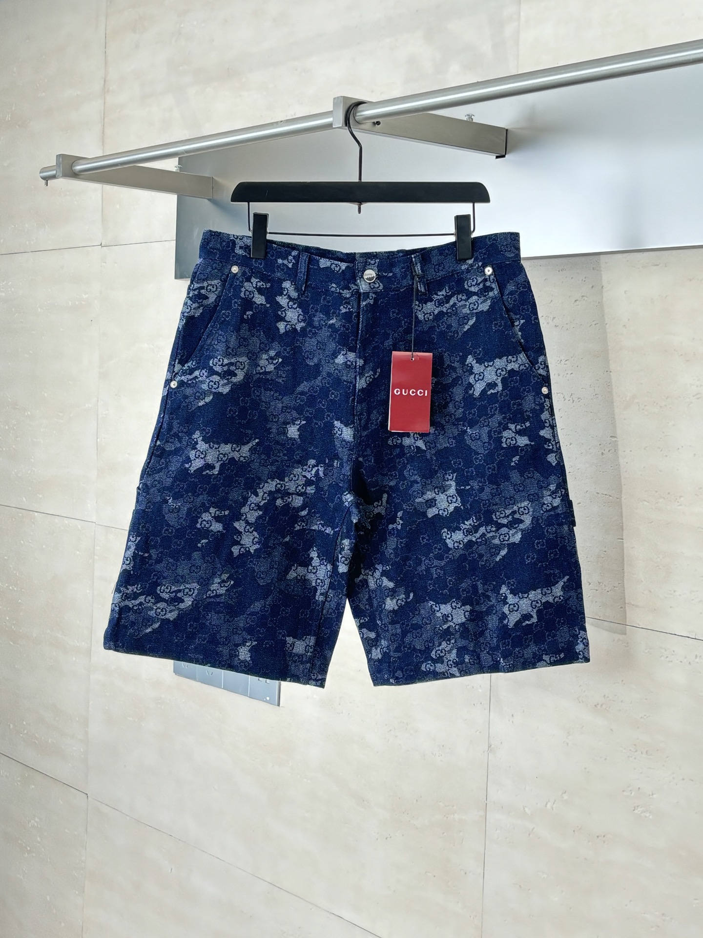 NO:529539,Gucci*/Gucci 25Ss new embroidered denim shorts are made of custom denim fabrics, with excellent texture, comfortable and soft, skin-friendly and breathable. The chest is decorated with iconic embroidery, inner seam, and button letters customized SizeS/M/L/XL,,gucci,gucci, shorts, alexander wang19860909Gucci*/古驰 25Ss新款刺绣牛仔短裤 采用定制牛仔面料匠心制作,质感卓越,舒适柔软,亲肤透气,胸口饰以标志性刺绣点缀,内里包缝,扣子字母定制 SizeS/M/L/XL,,gucci,gucci,shorts,alexander wang,Men's clothing