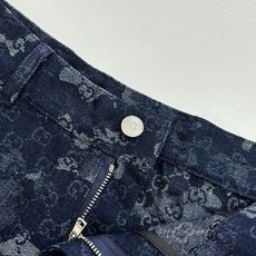 Gucci*/古驰 25Ss新款刺绣牛仔短裤采用定制牛仔面料匠心制作,质感卓越,舒适柔软,亲肤透气,胸口 Gucci*/古驰 25Ss新款刺绣牛仔短裤采用定制牛仔面料匠心制作,质感卓越,舒适柔软,亲肤透气,胸口