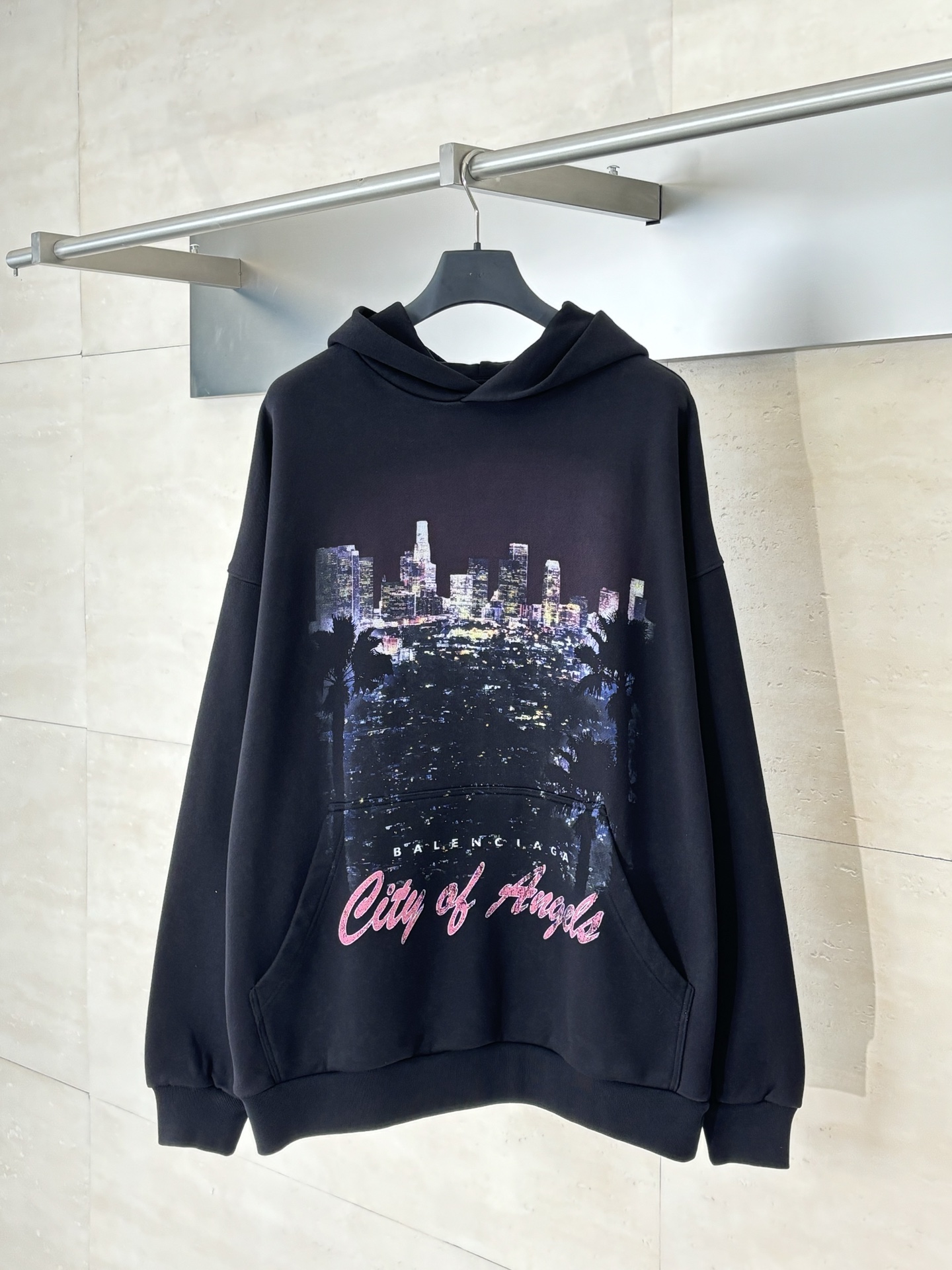 NO:529548,Balenciag*/Paris Blcg 25 Los Angeles Night View Hoodie Really Imported Brothers Machine!  The printing of the city at night is very clear, the market is unclear, the domestic white ink machine, the fabric is made of apricot white fabric, the order quantity is 10 strips of cloth, the color of monkey sprays, the ready-to-wear printing is the cost of all the ready-to-wear making craftsmanship, and the imported machine SizeXS/S/M,,balenciaga,hats,alexander wang19860909Balenciag*/巴黎Blcg 25 洛杉矶夜景帽衫 真·进口兄弟机！ 城市夜晚印花极为清晰 区别市场模糊不清国产白墨机 面料采用订染杏白面料 起订量10条布 马骝喷色 成衣印花后马骝喷 成本贵在都是成衣去做得工艺 且进口机器 SizeXS/S/M,,balenciaga,hats,alexander wang,Men's clothing