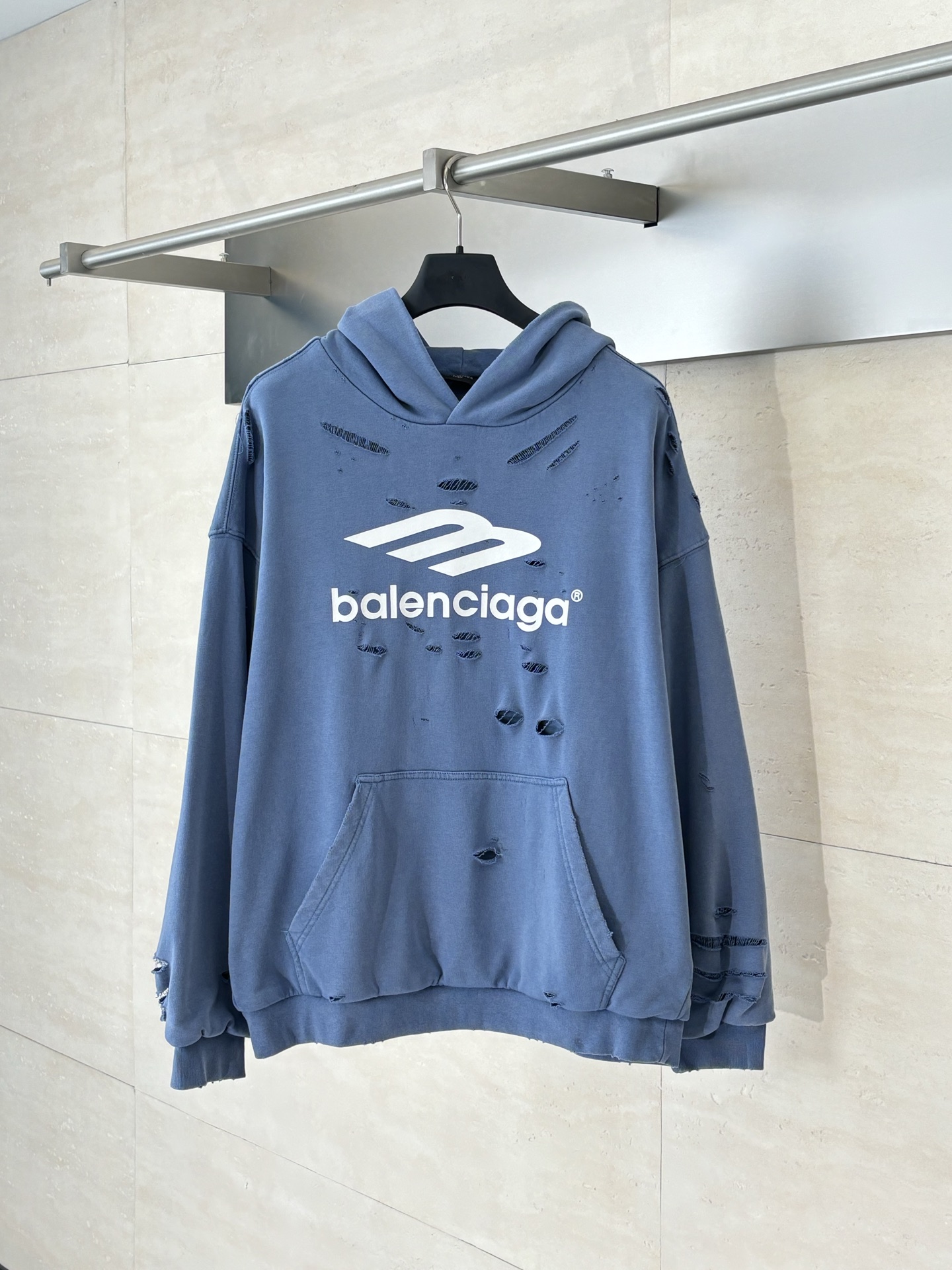NO:529552,Balenciaga*/Paris 25 early autumn washing and ripped hooded sweatshirts SizeXS/S/M/L,,balenciaga,hoodie,sweatshirts,hats,alexander wang19860909Balenciaga*/巴黎25早秋水洗做旧破洞连帽卫衣 SizeXS/S/M/L,,balenciaga,hoodie,sweatshirts,hats,alexander wang,Men's clothing