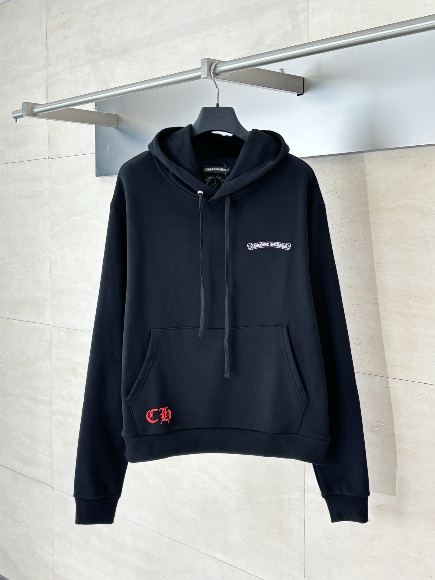 NO:529553,Come Hearts*/Croxin 25 new letter printed zipper hooded sweatshirts are made of fixed weaving and dyed pure cotton fabric, with thin inner velvet. The front and rear logo printing uses special slurry printing technology. Its characteristic is to use glue with high-performance stacking to create a sense of layering on the printing pattern. The accessories of new YB mold opening The zipper head and the hem are customized with silver-plated foti material. The cuffs and hem are shrinking. The front is artificially cut and positioned. The hand-sewn hand-inserted bag design. The overall wiring is straight and delicate. SizeS/M/L/XL,,chrome hearts,hoodie,sweatshirts,hats,alexander wang19860909Come Hearts*/克罗心 25新款字母印花拉链连帽卫衣  采用定织定染纯棉面料,内里薄绒  前后logo印花运用特种拉浆印花工艺 其特点是使用具有叠高性能的胶浆来印花 使印花图案上创造出一种层次感 配套全新YB开模的辅料 拉链头和背后下摆是采用镀银foti材质定制开发 袖口及下摆做收缩效果 前幅做人工裁切定位手缝手插袋设计 整体走线平直细腻 SizeS/M/L/XL,,chrome hearts,hoodie,sweatshirts,hats,alexander wang,Men's clothing