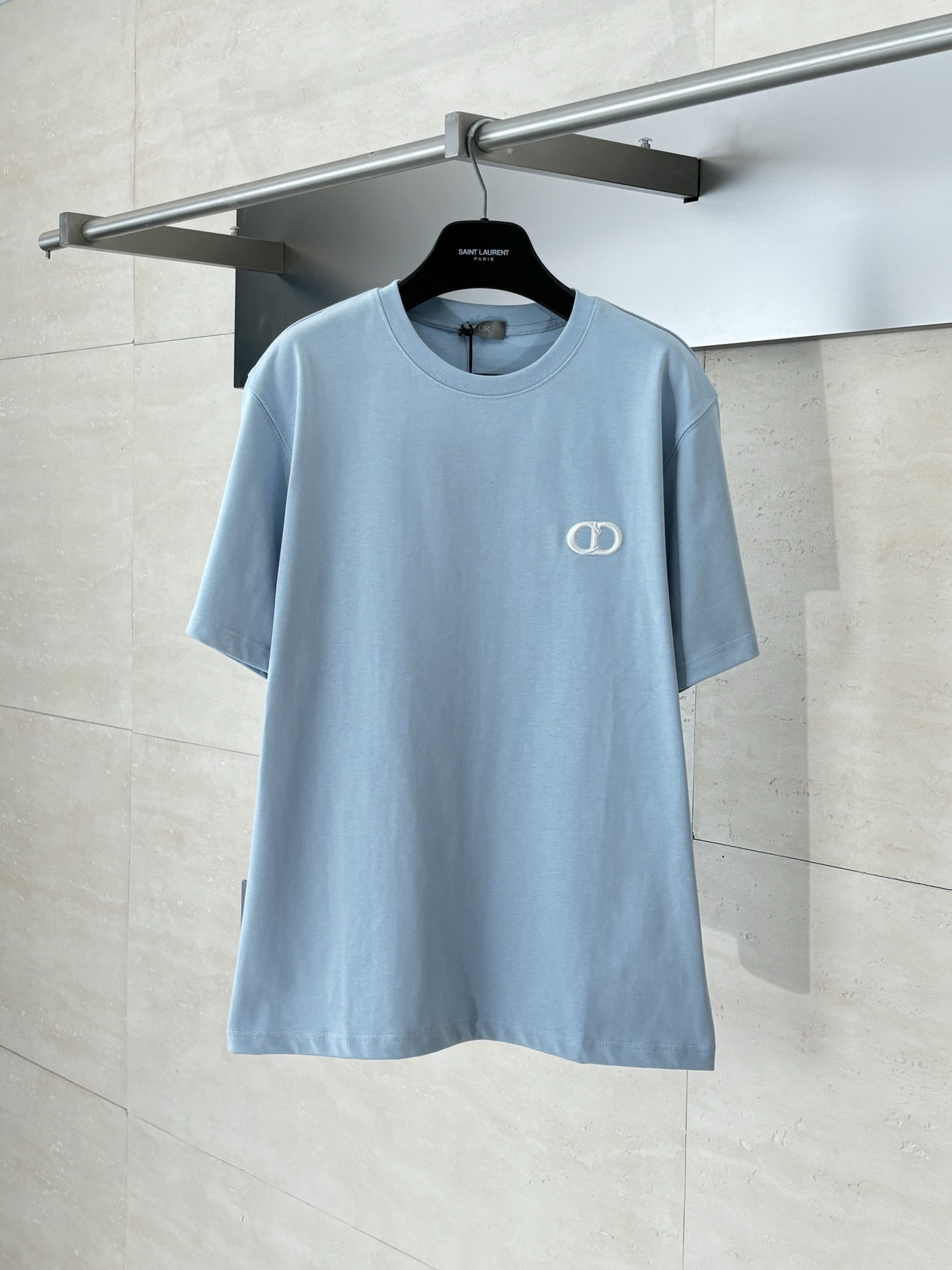 Dio*/迪奥 25Ss新款立体绣短袖T恤面料采用双纱精梳棉紧密纺纱线，克重280g配套对色32s双纱横