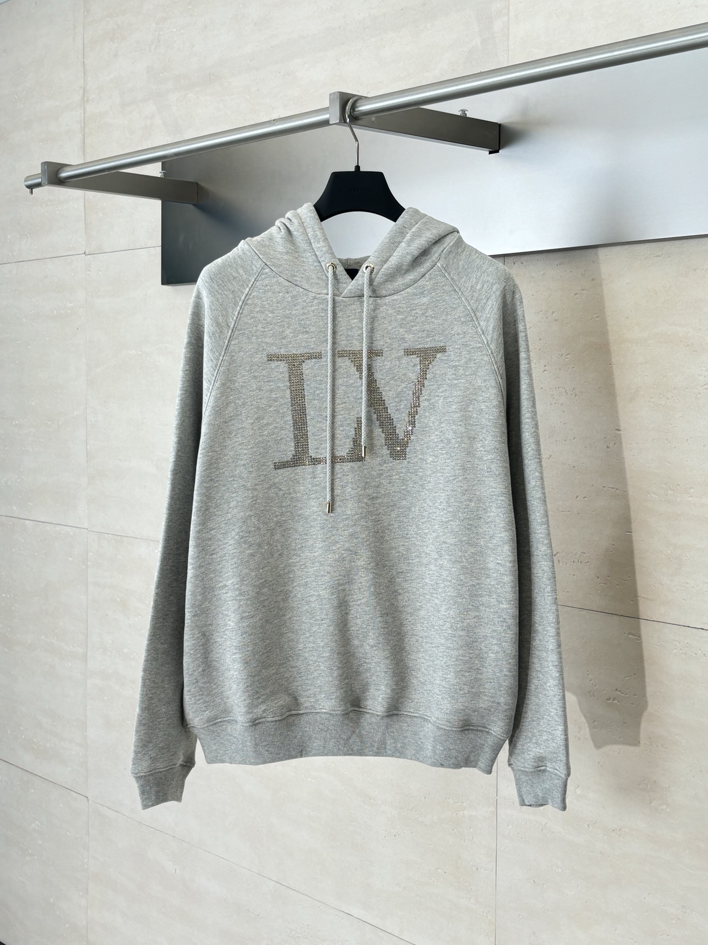 NO:529551,1V*/Louis 25 new rhinestone ironing letter hooded sweatshirt The fabric is imported pure cotton fabric Due to the thicker yarn and bottom reinforcement design, it has good warmth and suitable for wear in autumn and winter. Through the rhinestone pacification process, the letters are transformed into dazzling decorative elements. The environmentally friendly glue printing process is to first apply environmentally friendly glue printing on the fabric SizeS/M/L,,louis vuitton,hoodie,sweatshirts,hats,alexander wang198609091V*/路易 25新款莱茵石烫钻字母连帽卫衣 面料采用进口纯棉面料 由于采用了较粗的纱线和底部加固设计 具有较好的保暖性能,适合秋冬季节穿着 通过莱茵石密镶工艺 将字母转化为璀璨夺目的装饰元素 环保胶浆印花工艺通过先在面料上施加环保胶浆印花 SizeS/M/L,,louis vuitton,hoodie,sweatshirts,hats,alexander wang,Men's clothing