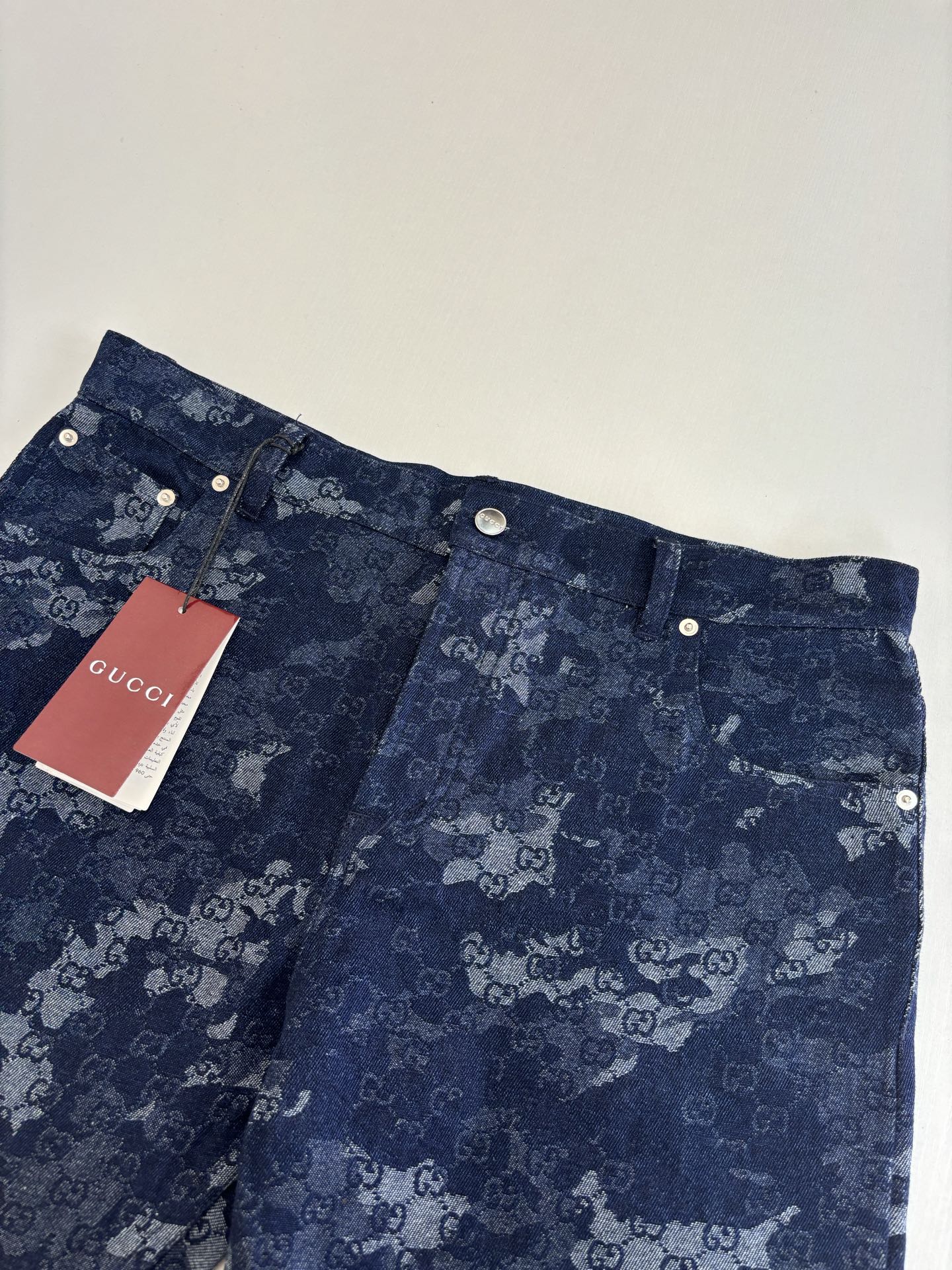Gucci*/古驰 25Ss新款刺绣牛仔长裤采用定制牛仔面料匠心制作，质感卓越，舒适柔软，亲肤透气，胸口