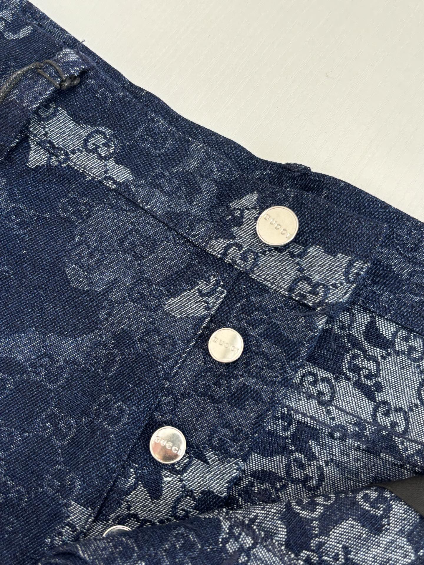 Gucci*/古驰 25Ss新款刺绣牛仔长裤采用定制牛仔面料匠心制作，质感卓越，舒适柔软，亲肤透气，胸口