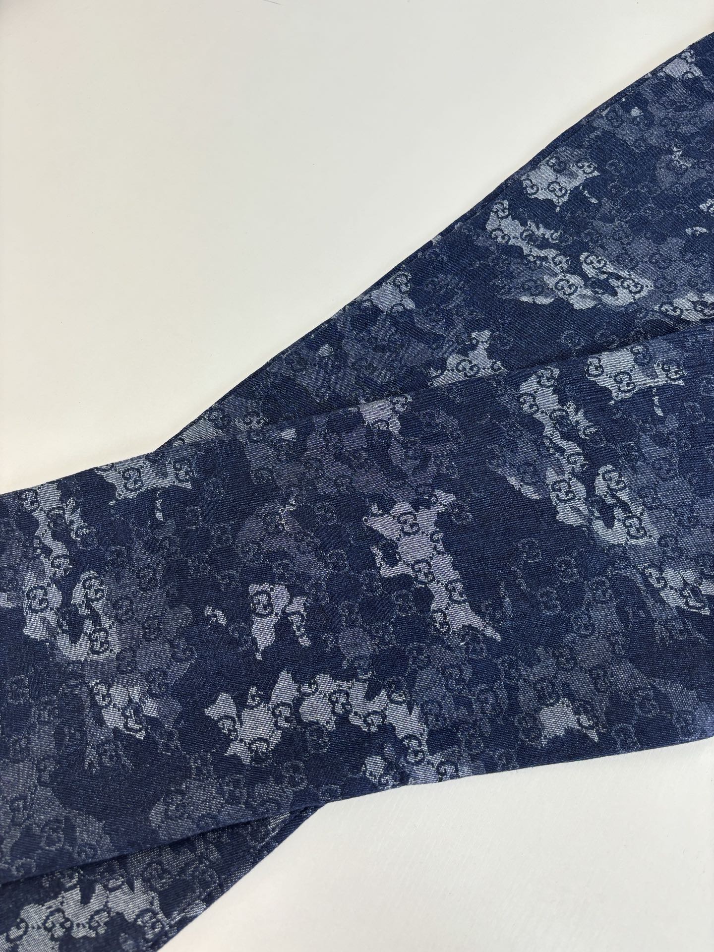 Gucci*/古驰 25Ss新款刺绣牛仔长裤采用定制牛仔面料匠心制作，质感卓越，舒适柔软，亲肤透气，胸口